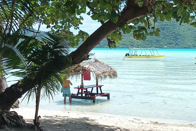 An Immersed Day in Bora Bora with O-sea - Painting a pareo you can take home