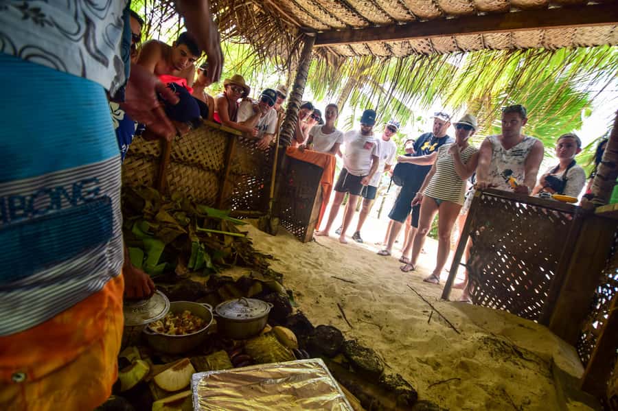 Bora Bora: Full-Day Lagoon Snorkelling Tour - A motu lunch with your feet in the lagoon