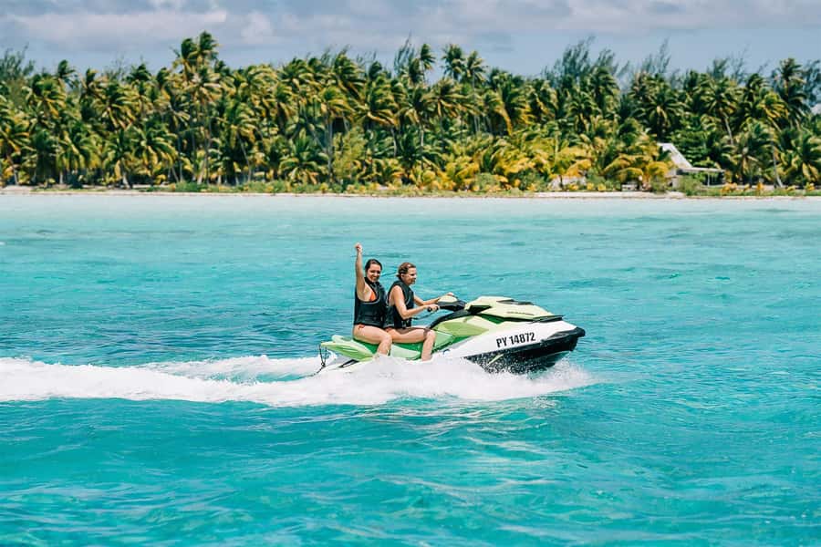 Bora Bora: Jet Ski, Lunch & Shark/ Ray Safari - Lunch at Bloody Mary’s