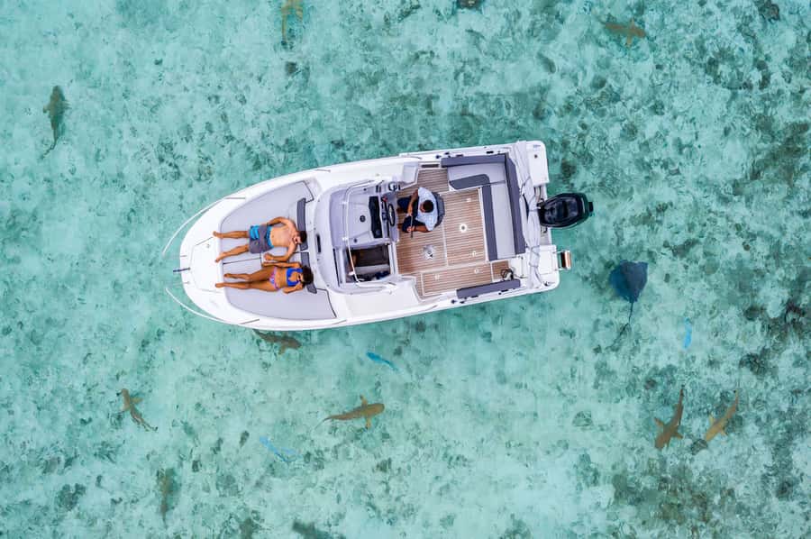 Bora Bora: Private Boat Tour with Snorkeling and Drinks - Pickup and the first moments on the lagoon
