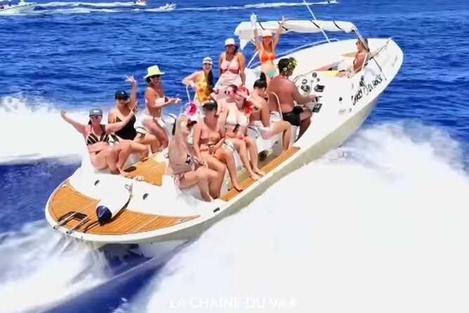 Crazyseahorseborabora Comfortable boat , sensational snorkeling . - Sharks and rays in the shallow water