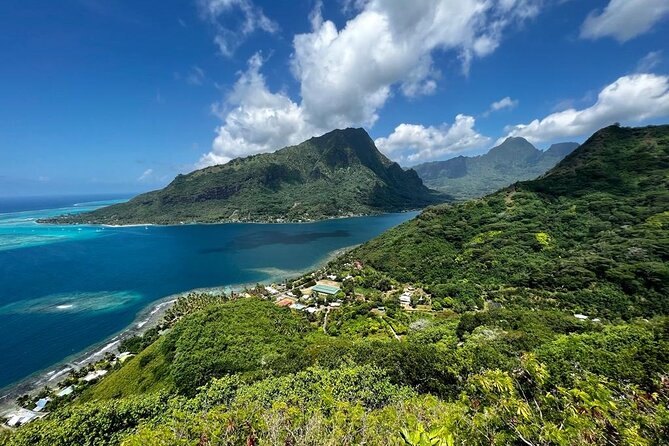 Discovering Moorea from Tahiti in 4x4 with the Ferry Terevau - Magic Mountain and the first big view