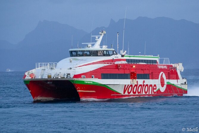 Discovering Moorea from Tahiti in 4x4 with the Ferry Terevau - Pineapple becomes juice, wine, and jam at Manutea Tahiti