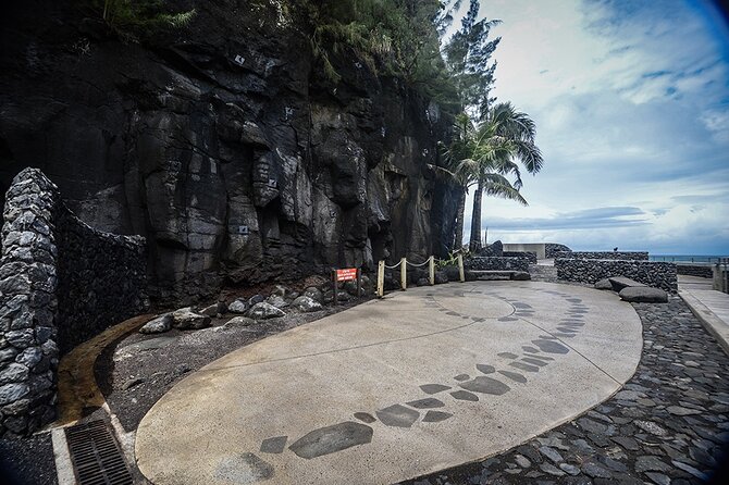 Discovering the emblematic sites of Tahiti - The Arahoho Blowhole depends on the sea