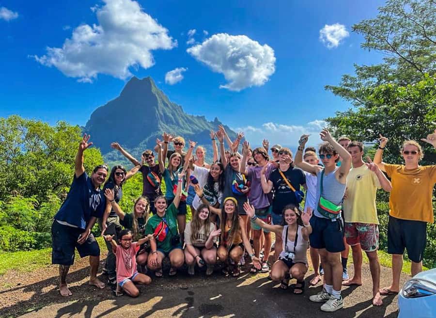 Moorea Cruise Ships: 4x4, Belvedere,Magic Mountain pineaple - Meeting your guide at the cruise terminal