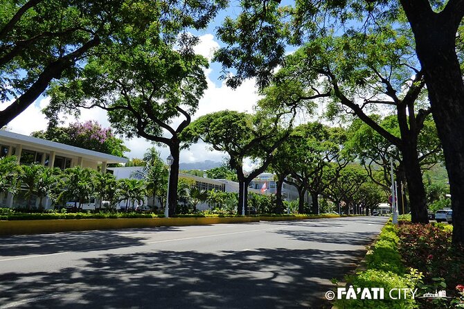 Papeete Walking Tour - Tahiti - Mairie de Papeete and the Colonial City