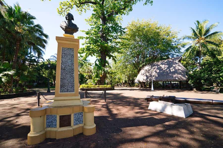 Papeete : walking tour - Bougainville Park and the first look at central Papeete