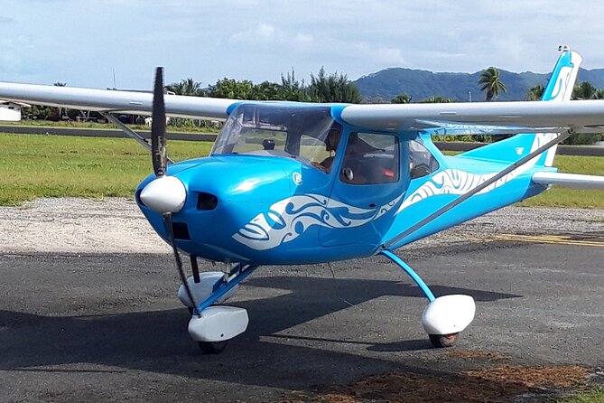 Private 30-minute flight downwind of Huahine - Pilot Georges and the flight style