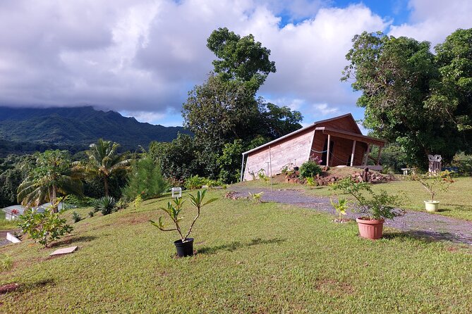 Private and guided visit to Mystery House Raiatea - A small house full of big visual tricks