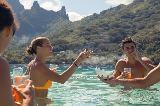 Private Discovery of the Marine Fauna of Moorea - A floating break with fruit and punch