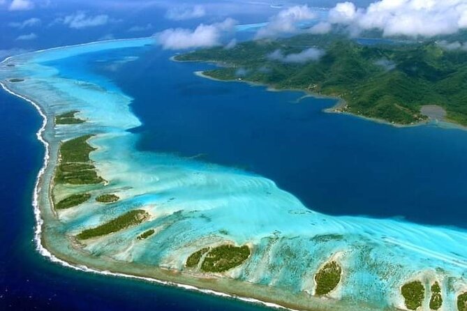Private flight, in a light plane over the Polynesian motus from Raiatea - Why the view from Raiatea changes everything