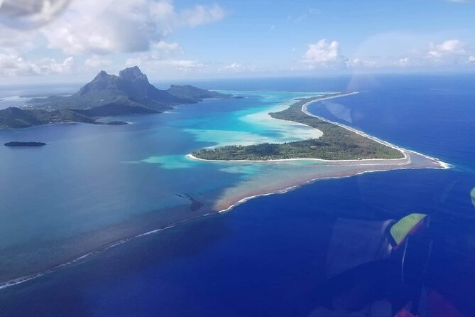 Private flight, in a light plane over the Polynesian motus from Raiatea - What happens at the airport and aeroclub