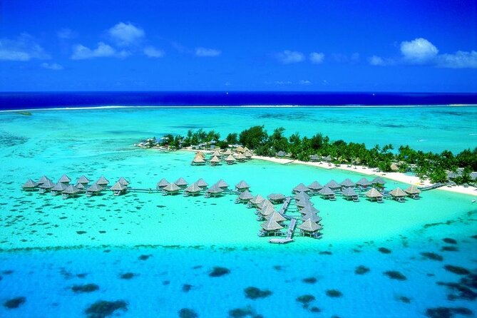 Private flight, in a light plane over the Polynesian motus from Raiatea - The short flight over Raiatea and Tahaa