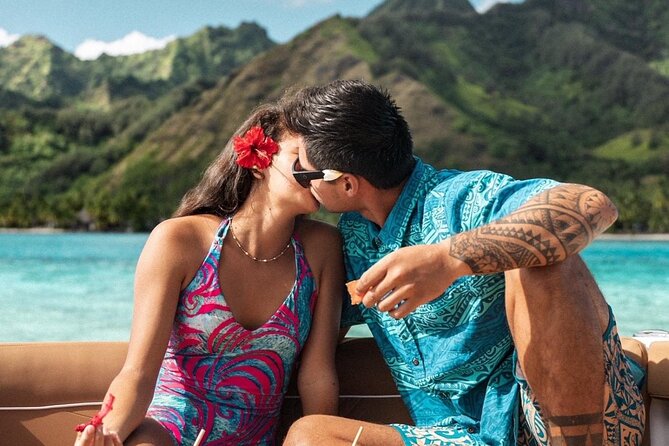 Private lagoon tour (rays, sharks, turtles) by boat in Moorea - Cook’s Bay in 15 minutes