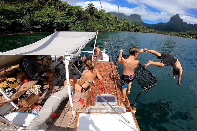 Private sailing adventure - Secret spots and a submerged tiki
