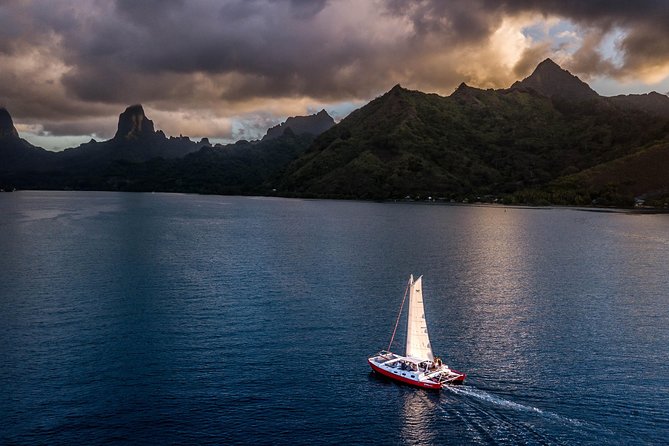 Sunset Cruise : Moorea Sailing on a Catamaran named Taboo - Why this small sunset sail works so well