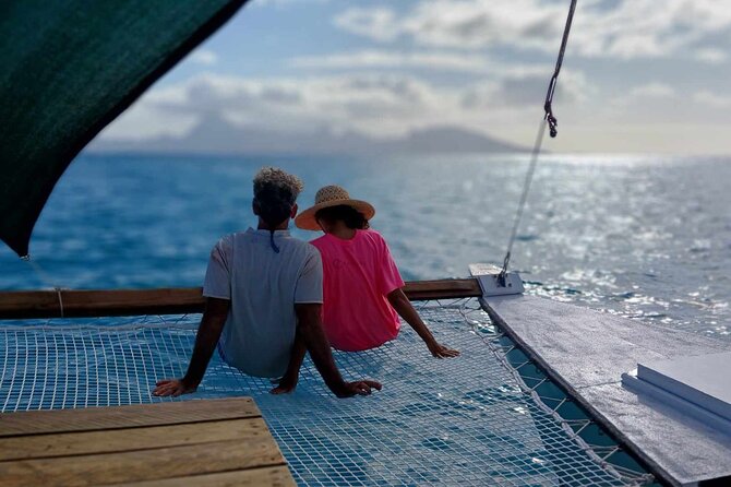 Sunset sailing trip on the Lagoon of Tahiti - Why the guide and group size matter