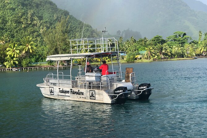 Taxi Boat to Watch the Teahupoo International Surfing Competition - The captain and the local point of view