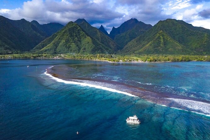 Teahupoo Wave Watching - Watching surfers at the famous break
