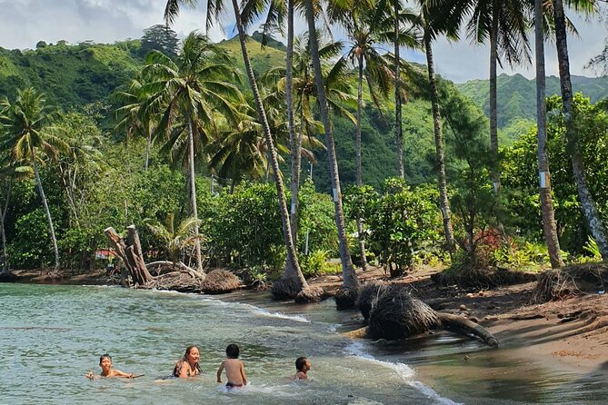 Tour Tahiti in Private - Taharuu Beach: black sand and local surf