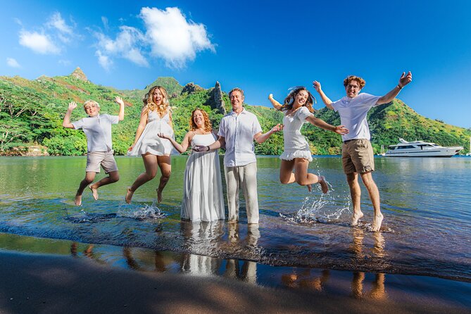 Unique photo shoot in the heart DE Moorea: Beach & mountain combo - The Route des Ananas adds a distinctly Moorea setting